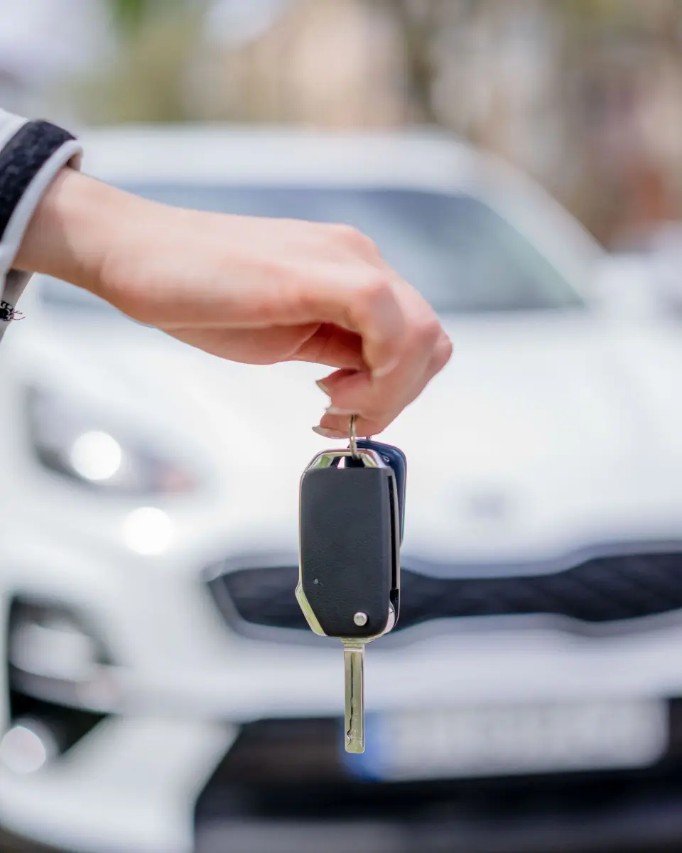 Autoschlüssel wird übergeben