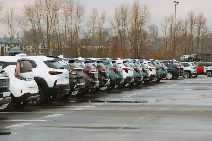 Reihe von Gebrauchtwagen auf einem Parkplatz