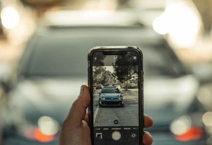 Auto wird mit dem Smartphone fotografiert