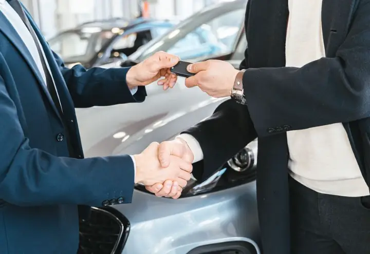 Handschlag bei der Fahrzeugübergabe